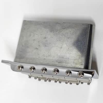 Fender® Deluxe Series Stratocaster Chrome Tremolo bridge assembly (two-point) 09 image 5