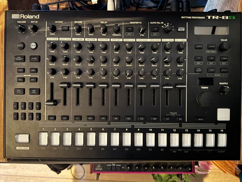 Roland TR-8s