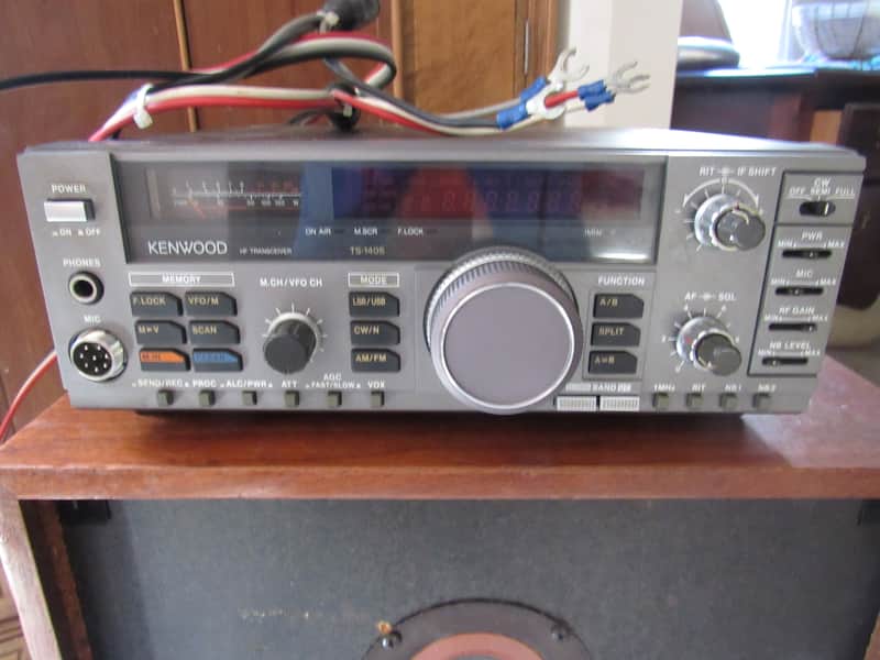Kenwood TS 140S short wave tranceiver with microphone in very good