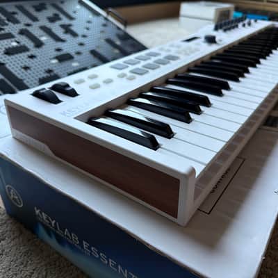 Arturia KeyLab 61 MkII MIDI Controller 2018 - Present - White image 4