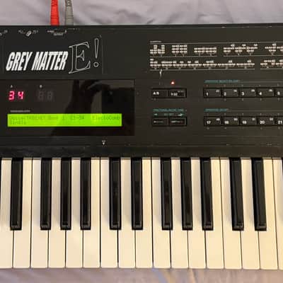 Yamaha DX7 Synthesizer with many extras!