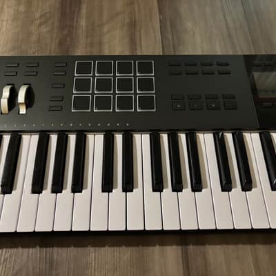 Arturia KeyLab 61 MkIII MIDI Controller - Black image 2