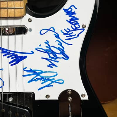 “THE VENTURES” Signed Electric Guitar w/ Proof Photos & G&G Hard Case image 3
