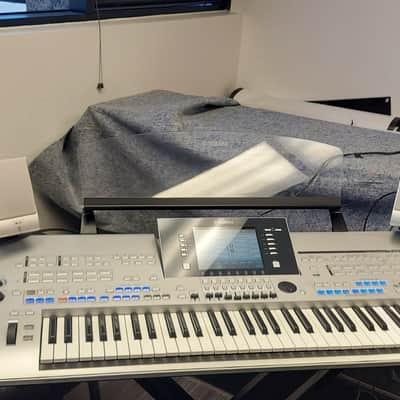 Yamaha Tyros4 61-Key Arranger Workstation Keyboard (KIT) 2010s - Silver COMPLETE WITH SPEAKERS