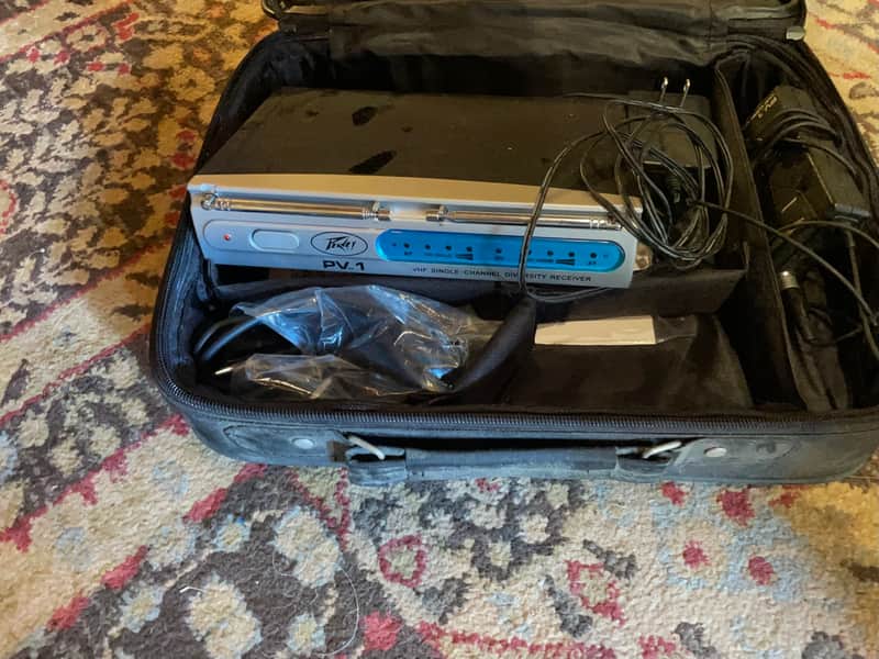 Peavey PV 1 VHF Receiver and Lavalier Mic image 1