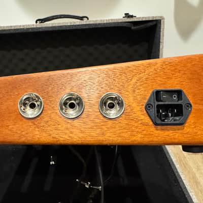 Creation Music Company 27x16 Pedalboard Mahogany finish with Vox Fawn hard case image 7