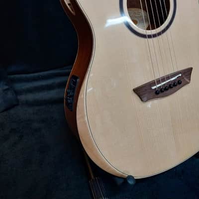 Washburn BTSC40SCE Bella Tono Suprema Solid Sitka Spruce Top Okoume Neck 6-String Acoustic-Electric Guitar - Natural image 3