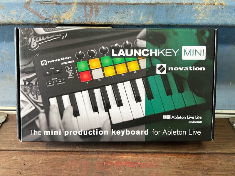 Novation Launchkey 25 MKII MIDI Keyboard Controller 2015 - 2020 - Black image 1