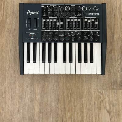 Arturia MiniBrute 25-Key Synthesizer 2012 - 2018 - Black image 1