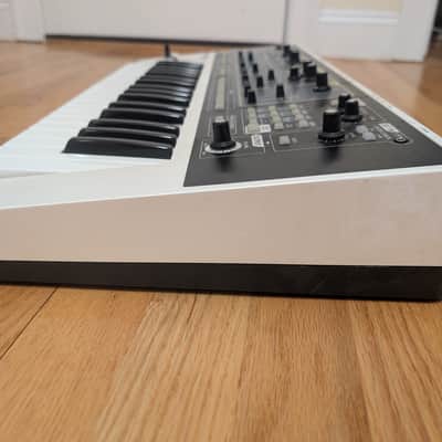 Roland SH-01 GAIA 37-Key Digital Synthesizer 2010 - 2012 - White image 4