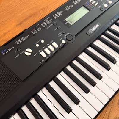 Yamaha EZ220 Lighted Key Portable Digital Piano 2012 - Present - Black image 3