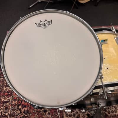 Ludwig No. 980 Super Classic Outfit 9x13 / 16x16 / 14x22" Drum Set (3-Ply) with Pointed Blue/Olive Badges 1969 - 1976 - White Marine Pearl image 7