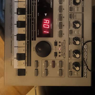 Roland MC-303 Groovebox 1990 - 1998 - Silver