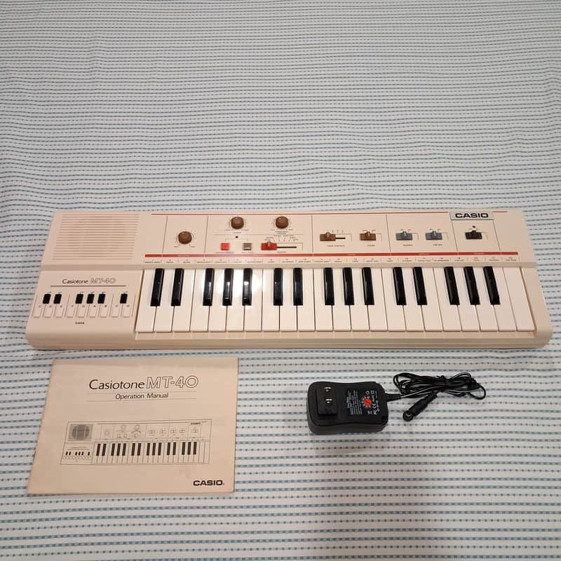 Casio MT-40 Casiotone 37-Key Synthesizer 1981 - 1982 - White image 1