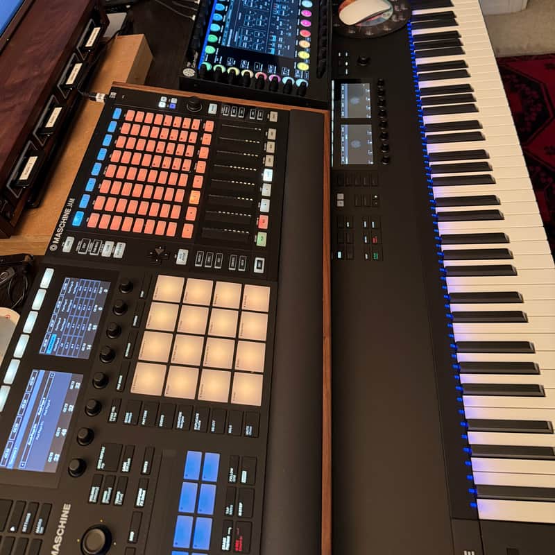Native Instruments Maschine Mk3 / Maschine custom bundleJam 2024 image 1