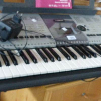 Yamaha YPT 410 with notestand and power suply image 2