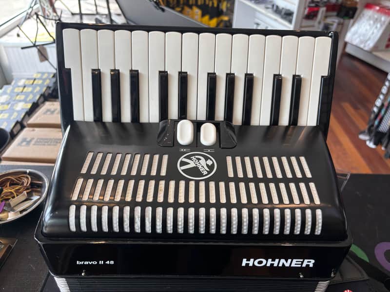 Hohner Bravo II 48 Accordion