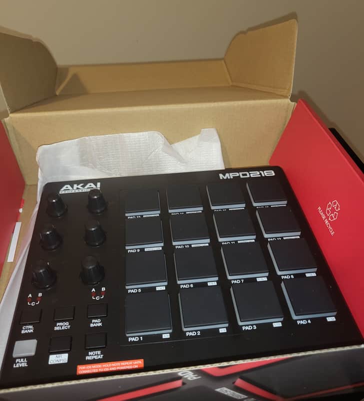 Akai MPD218 2015 - Present - Black image 1