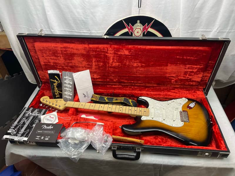 Fender Buddy Guy Stratocaster Guitar with Case 1999 - 2-Color Sunburst / Maple fingerboard