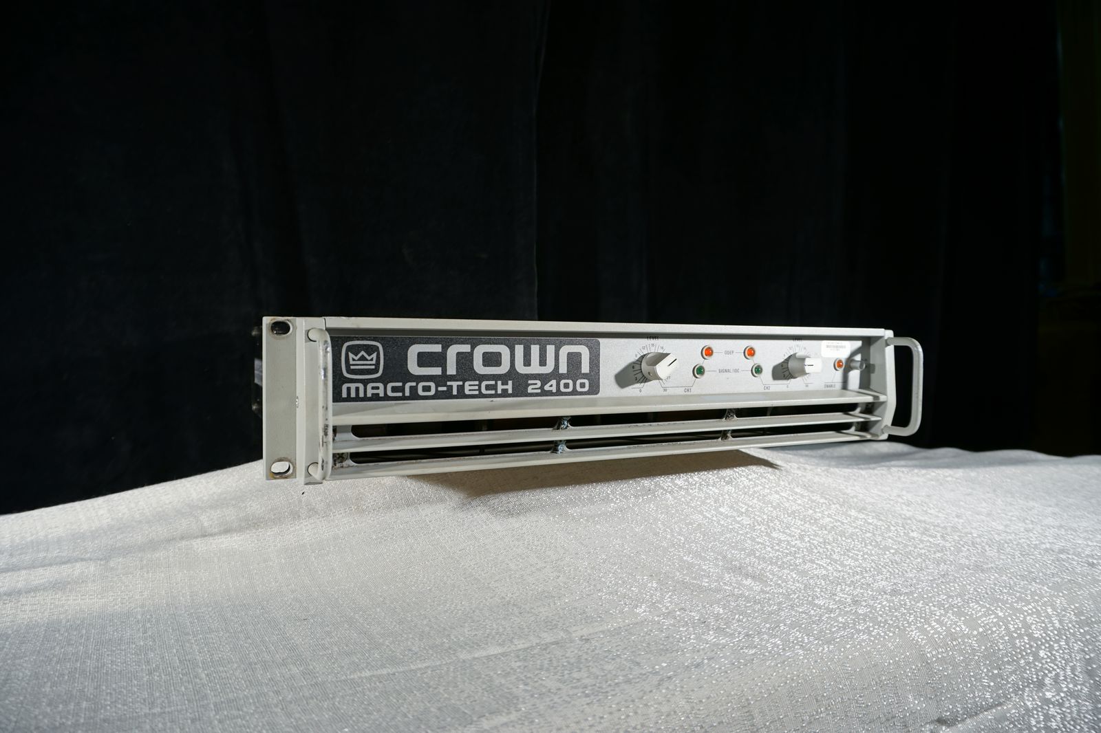 Crown Macro-Tech 2400 2-Channel Power Amplifier | Reverb Canada