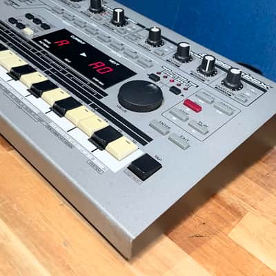 Roland MC-303 Groovebox - Silver image 3