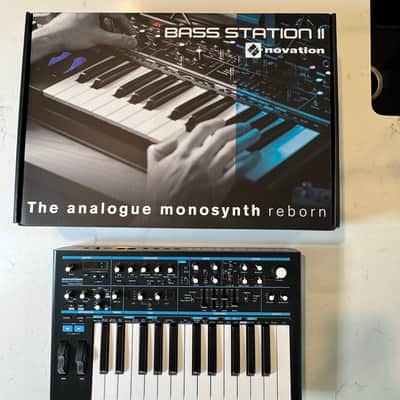 Novation Bass Station II 25-Key Monophonic Synthesizer 2013 - Present - Black