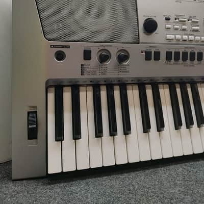 Yamaha PSR-E413 61-Key Portable Keyboard 2000 - 2010 - Grey image 2