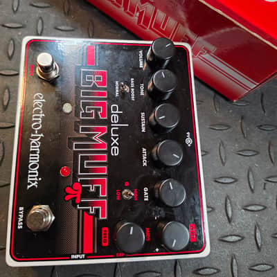Electro-Harmonix Deluxe Big Muff Pi Distortion Fuzz / Sustainer Mids 2014 - Present - Black / Red image 3