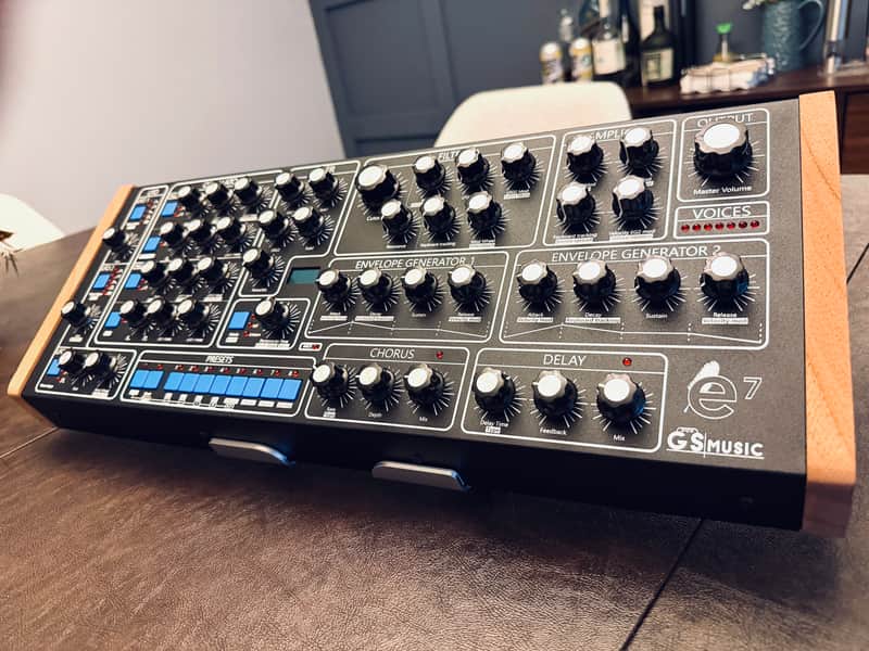 GS Music e7 2020s - Black and blue image 1