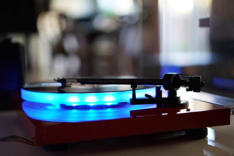 Pro-Ject Debut Carbon DC Turntable w/ LED