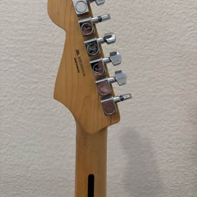 Fender Standard Stratocaster with Maple Fretboard 2011 - 2014 - White image 11