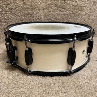 Pearl Forum Snare Drum Off White w/ Black Hardware 14x5.5" image 4