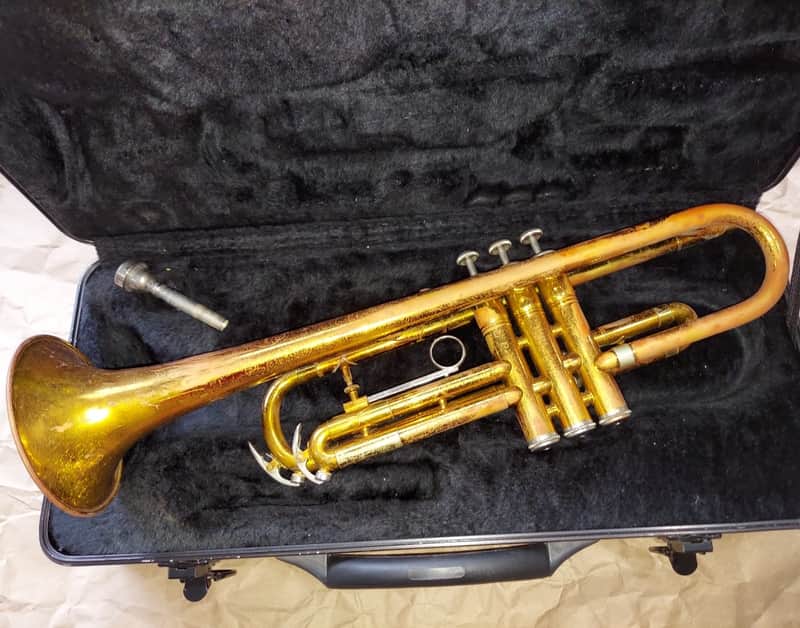 King Cleveland 600 Bb Trumpet, USA, Brass with Case, good and playable condition, but worn finish image 1