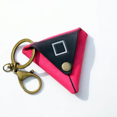 burnyblack inspired by squid game guitar picks, pickholder mask black/pink image 5