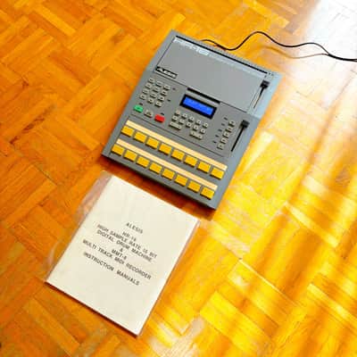 Alesis HR-16 High Sample Rate 16-Bit Drum Machine with original manual + original p.supply and blue led display! image 12