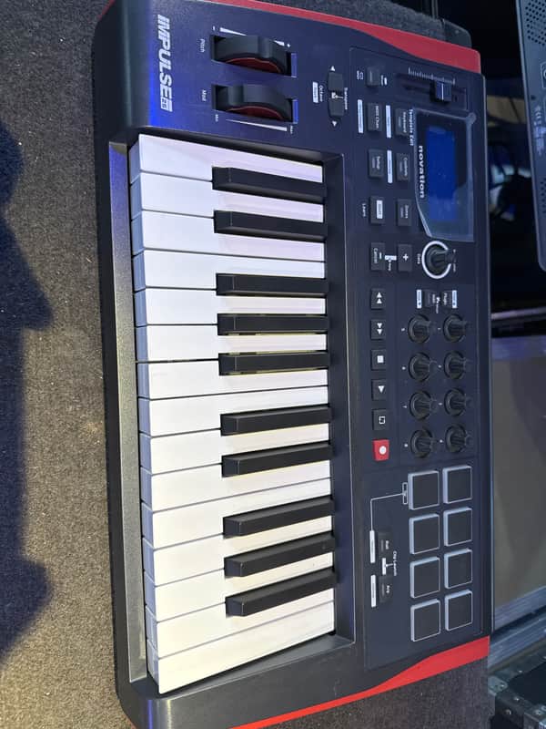 Novation Impulse 25 MIDI Keyboard Controller 2011 - Present - Gray image 1