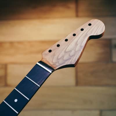 Stratocaster Neck – Roasted Maple & Rosewood | 21 Frets | Nitro Satin Finish | Bone Nut image 3