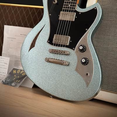 Novo Miris H2 Custom - Relic Ice Blue Metallic Sparkle  Sumpfesche Body, Ebenholz Griffbrett, Fralin PAFs, nur 3,15kg! ​​ 2025 - Ice Blue Metallic Sparkle Aged Relic image 3