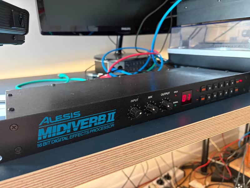 Alesis Midiverb II 16-Bit Digital Effects Processor 1990s - Black image 1