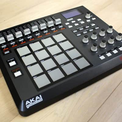 AKAI Professional MPD32 USB/Midi MPC Drum Pad Controller Unit - With USB Cable & Disc Bild 2