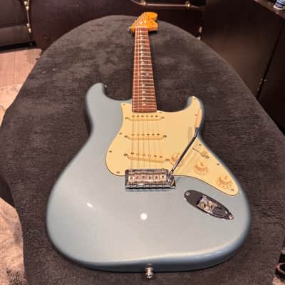 Fender Deluxe Roadhouse Stratocaster with Pau Ferro Fretboard 2018 - 2021 - Mystic Ice Blue image 2