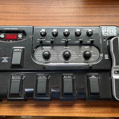 Line 6 Floor POD Plus Multi-Effect and Amp Modeler 2010 - Black (plus hard case) image 1