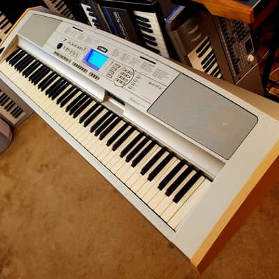 MUST SEE!!! YAMAHA DGX 500 SEMI-WEIGHTED 88-KEY DIGITAL PIANO IN AMAZING CONDITION! image 3