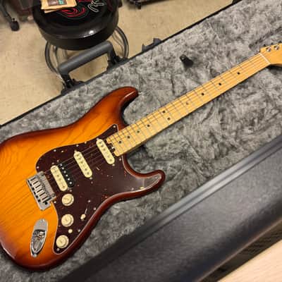 2016 Fender USA Elite Stratocaster HSS Ash Body Maple fretboard near MINT RARE image 2