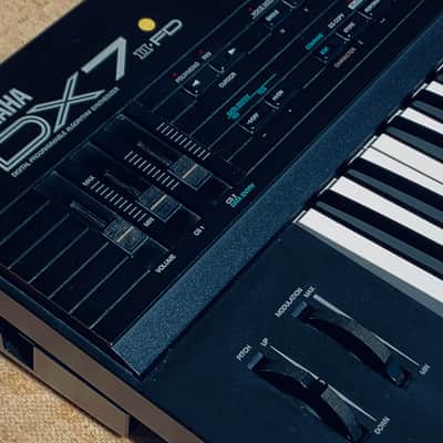 YAMAHA DX7 ii FD Synthesizer (with Original Tour Hard Case)
