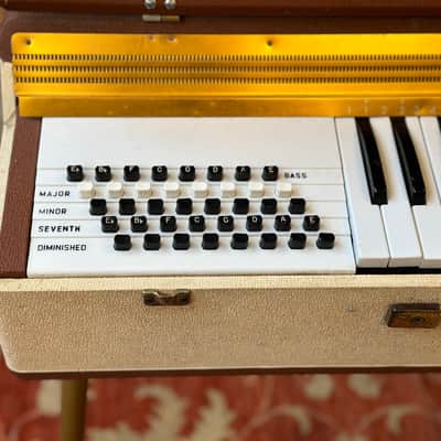 Lincoln Chordmaster Portable Organ image 4