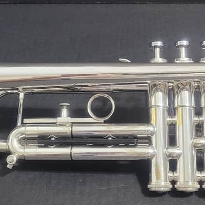 Getzen Eterna 900 Severinsen Model Trumpet,2 mouthpieces ,2 mutes and Original case 1968-1970 - Silver plated image 5
