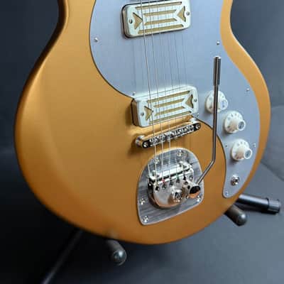 Eastman Fullertone Offset '62 Electric Guitar Metallic Gold Finish w/ Gig Bag image 3