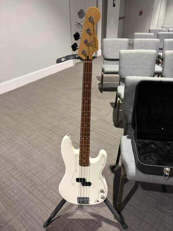 Fender Player Precision Bass with Pau Ferro Fretboard