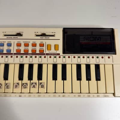 Casio PT-80 32-Key Mini Synthesizer 1980s - White image 3